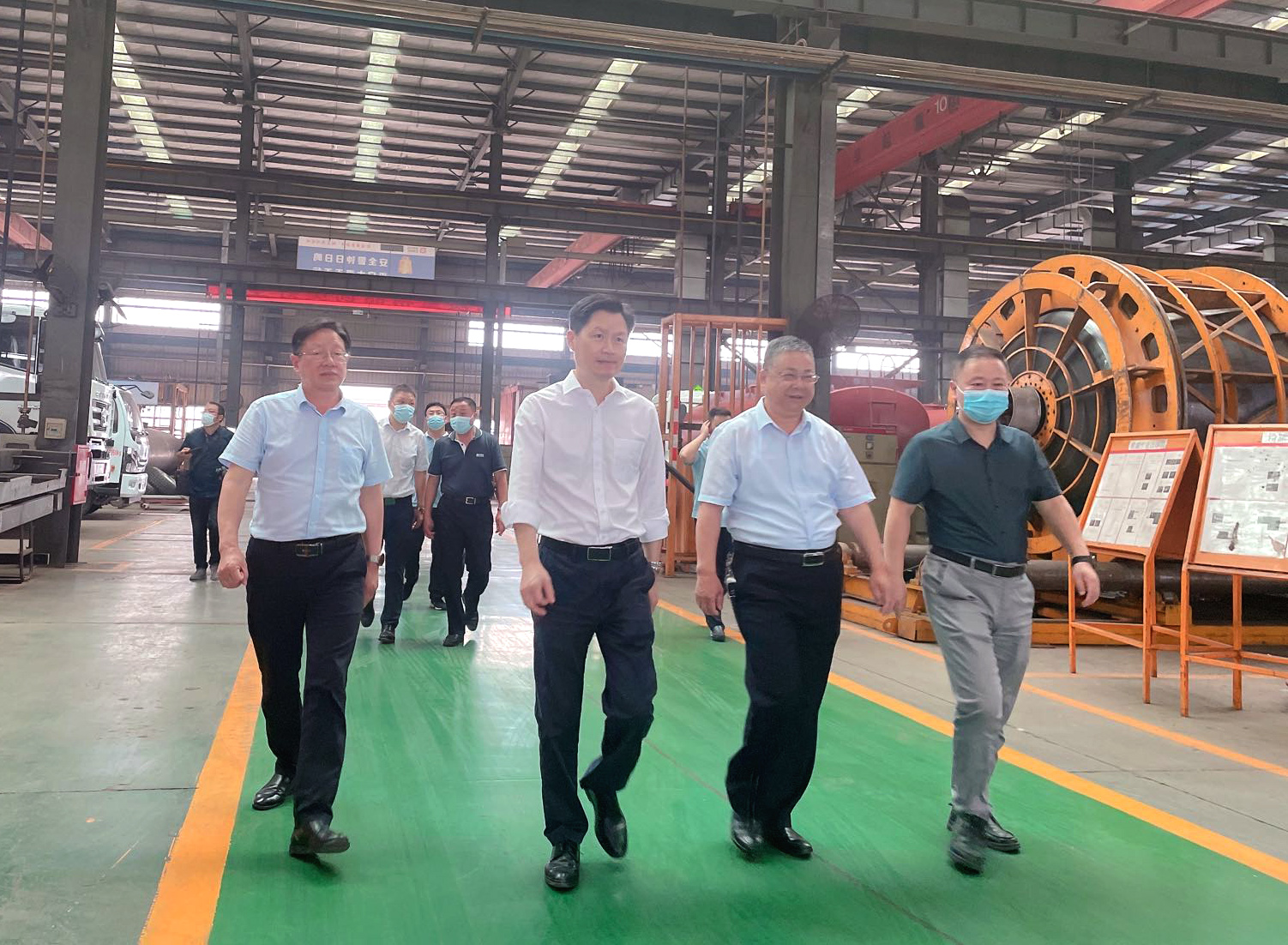 市委常委、常務(wù)副市長甘國棟一行蒞臨楚勝汽車集團(tuán)調(diào)研