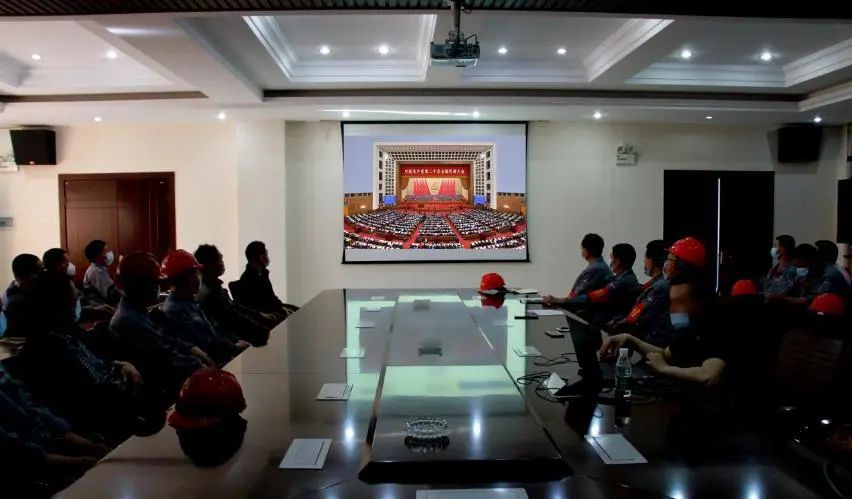 學(xué)習(xí)二十大、永遠(yuǎn)跟黨走、奮進新征程！楚勝集團組織全體